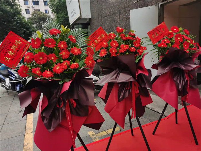四川中青旅綿陽(yáng)分社、綿陽(yáng)市中旅假日旅行社、綿陽(yáng)自來(lái)文化傳播有限公司24H自助售貨服務(wù)盛大開(kāi)業(yè)